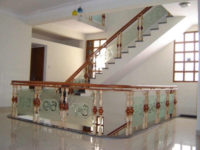 cầu thang kính kiểu cổ điển