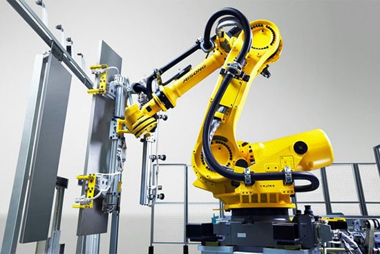 robot trong nha may san xuat thang may
